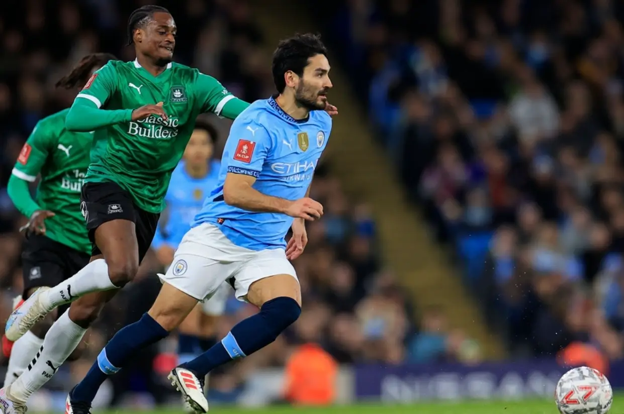 包含足总杯赛程吃紧，曼联今晨战术微调，压力陡增，更衣室氛围转暖的词条