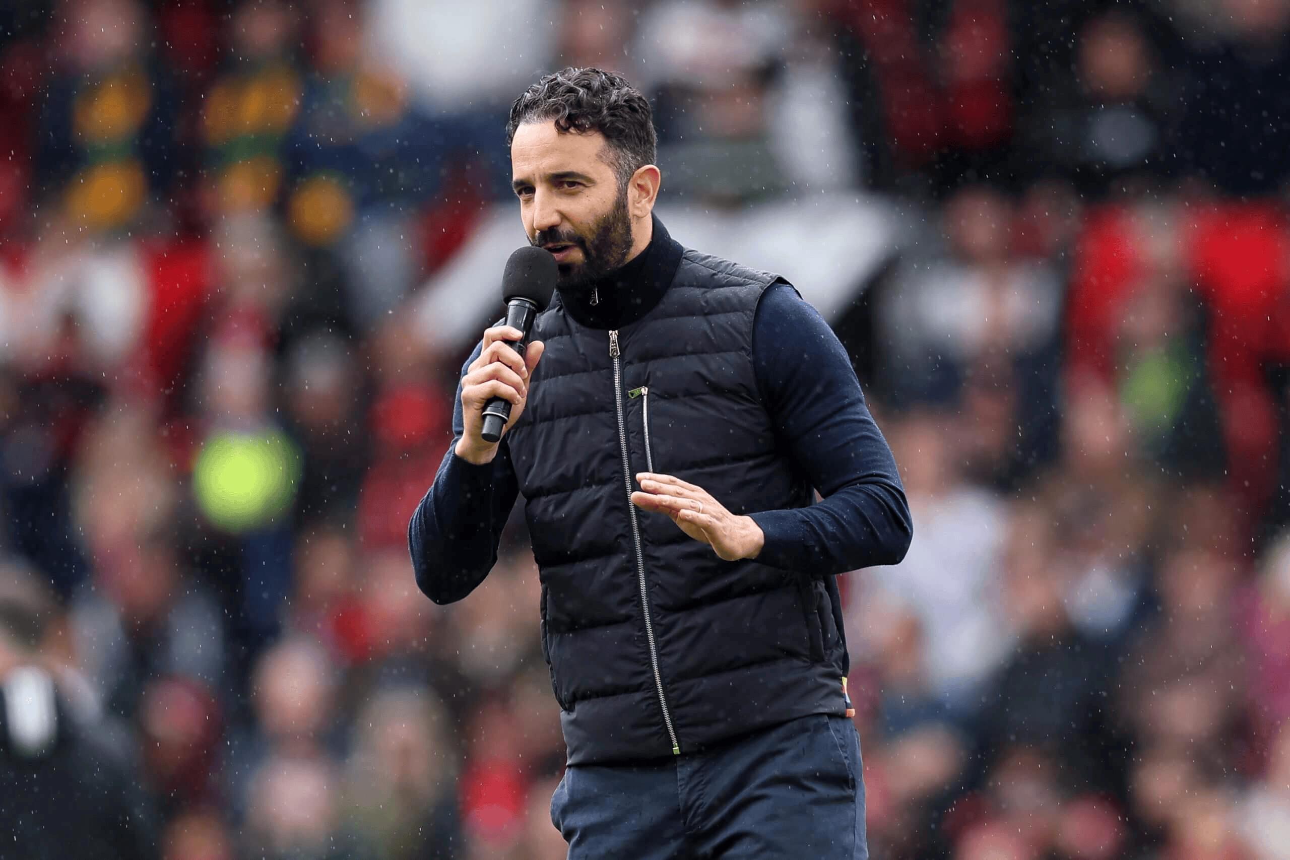 包含足总杯赛程吃紧，曼联今晨战术微调，压力陡增，更衣室氛围转暖的词条